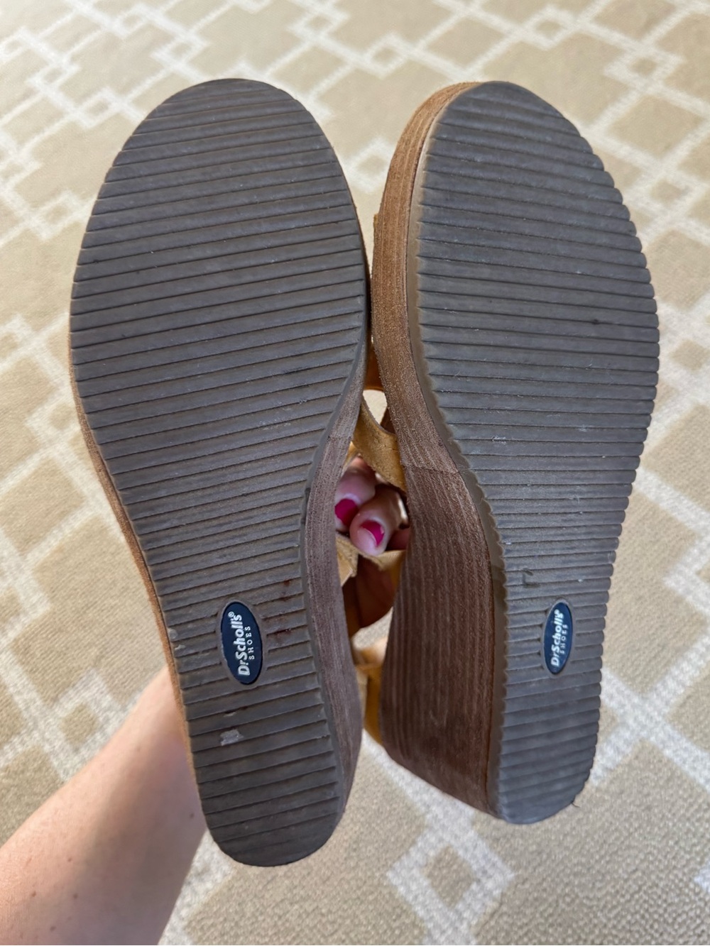 Dr. Scholl’s Long Island Wedge Sandals Mustard Faux Suede Shoes Size 9.5 - Picture 4 of 12